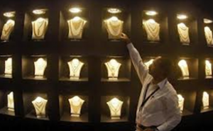 Guld-smycken i butik i Indien