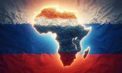 Afrikanska kontinenten med ryska flaggan i bakgrunden