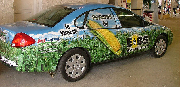 Bil som tankas med etanol gjord av majs