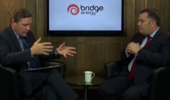 Tom Reynolds, VD för oljebolaget Bridge Energy, blir intervjuad