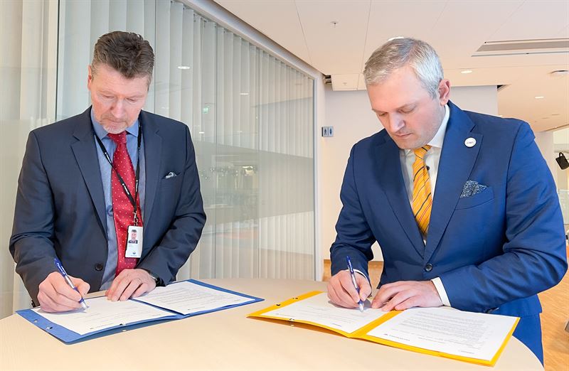 Torbjörn Wahlborg, chef för BA Generation inom Vattenfall, och Kalev Kallemets, VD för Fermi Energia, vid signering av avsiktsförklaringen i Vattenfalls huvudkontor i Solna.