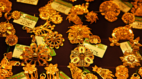 Guldsmycken i Indien av importerat guld