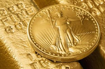 Guldmynt ligger på guldtacka av investeringstyp
