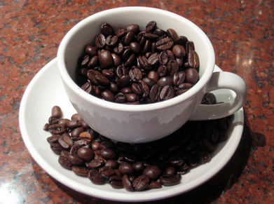Kaffebönor i kopp