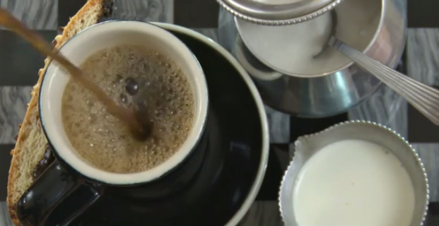 Kaffe i kopp med socker bredvid