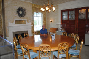 Kurt Larsson vid bordet i det så kallade Guldrummet där Bretton Woods avtalet undertecknades.