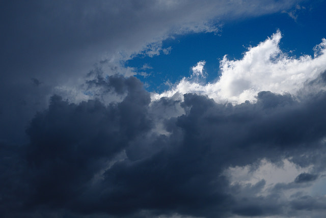 Mörka moln med lite blå himmel som tittar fram