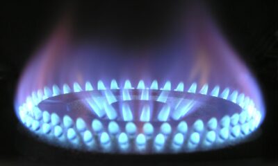 Naturgas brinner på spisen